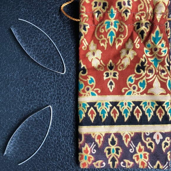 Hammered silver drop earrings - Picture 4 of 4